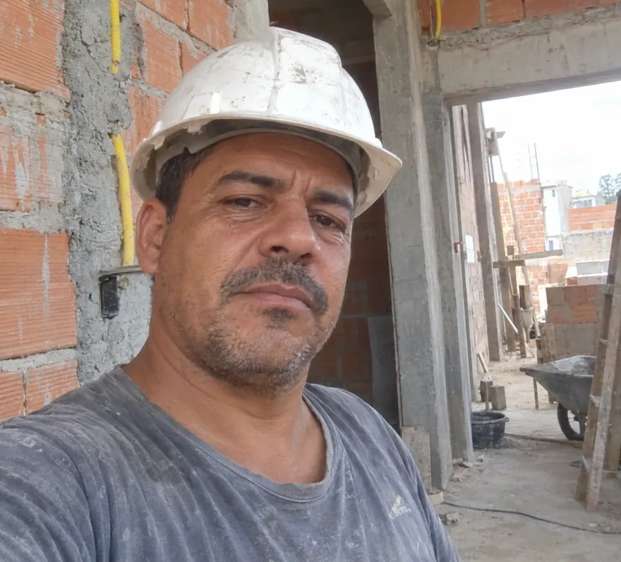 Antônio Ferreira, criador do Preço Certo, de capacete numa obra.